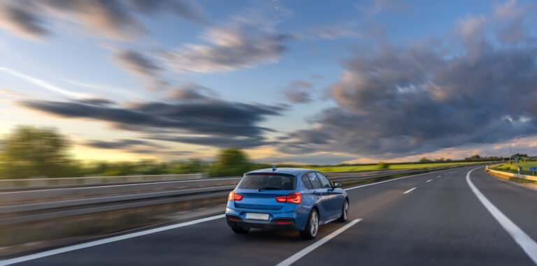 Coche de EXOORA en autopista